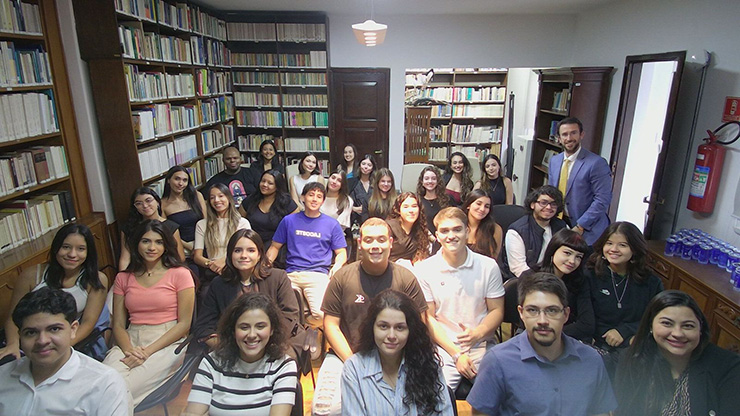 Alunos de Relações Internacionais da UNITAU visitam Consulado do México em experiência pedagógica