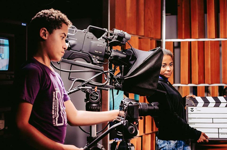 Projeto Luz, Câmera e Movimento leva estudantes para vivência em estúdios de rádio e TV